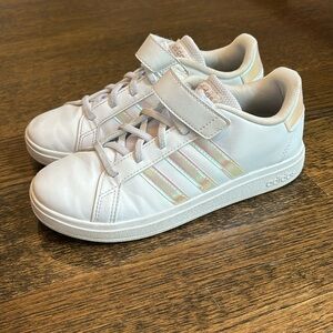 Adidas Youth Girls' Size 3 Grand Court 2.0 EL K Sneaker in Iridescent Colour